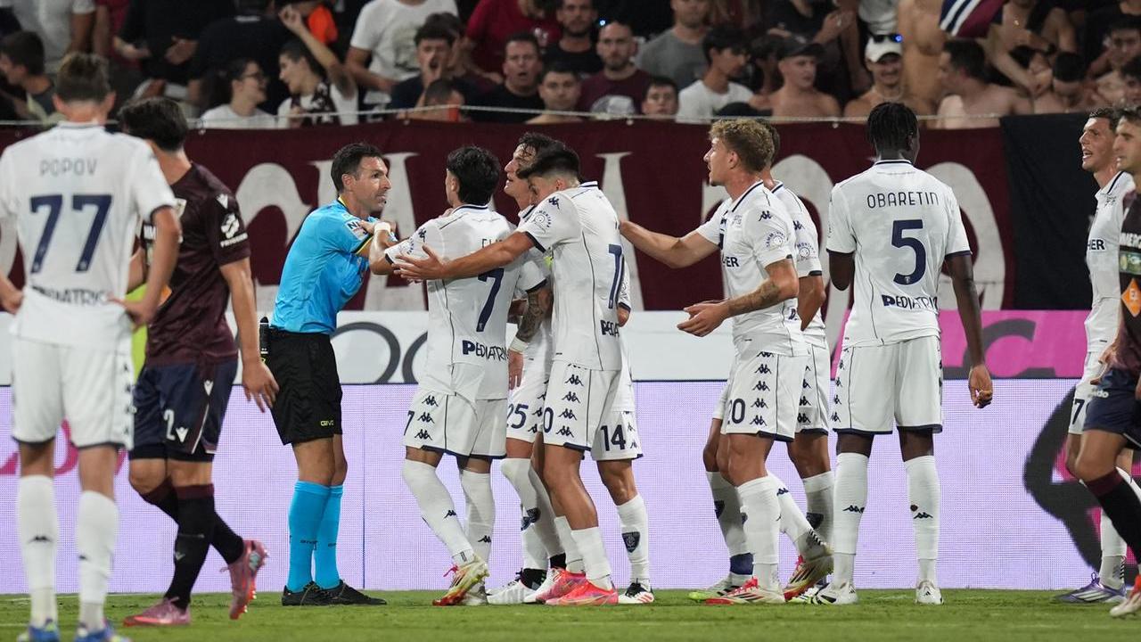 Le proteste degli azzurri dopo una decisione contestata dell'arbitro