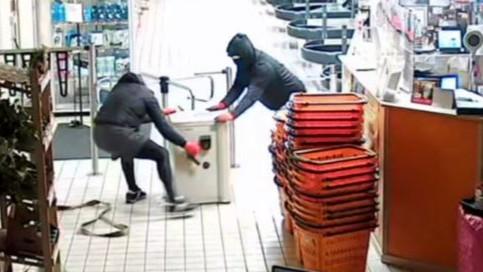 La “banda delle spaccate” tradita dallo champagne: brindavano sui social coi vini rubati