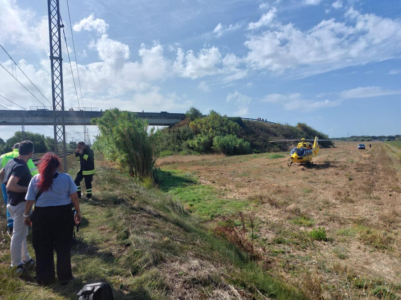 Bibbona, due operai investiti dal treno: camminavano lungo i binari (dopo essere stati fatti scendere)