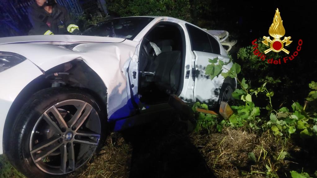 L'auto finita fuori strada