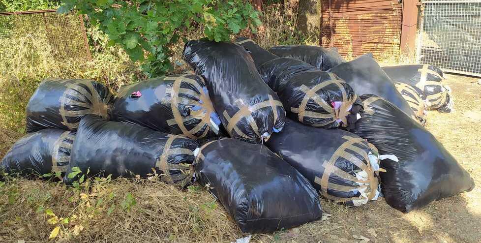 Sacchi con gli scarti tessili gettati in un torrente a Carmignano
