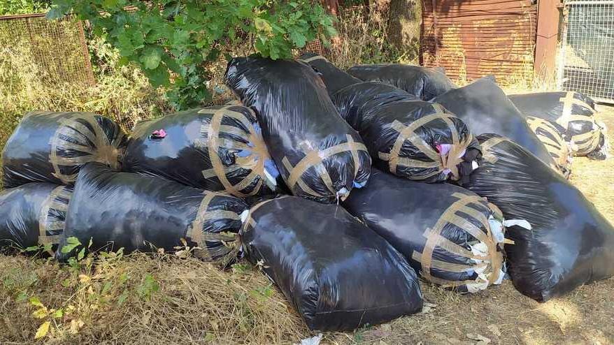 Sacchi con gli scarti tessili gettati in un torrente a Carmignano