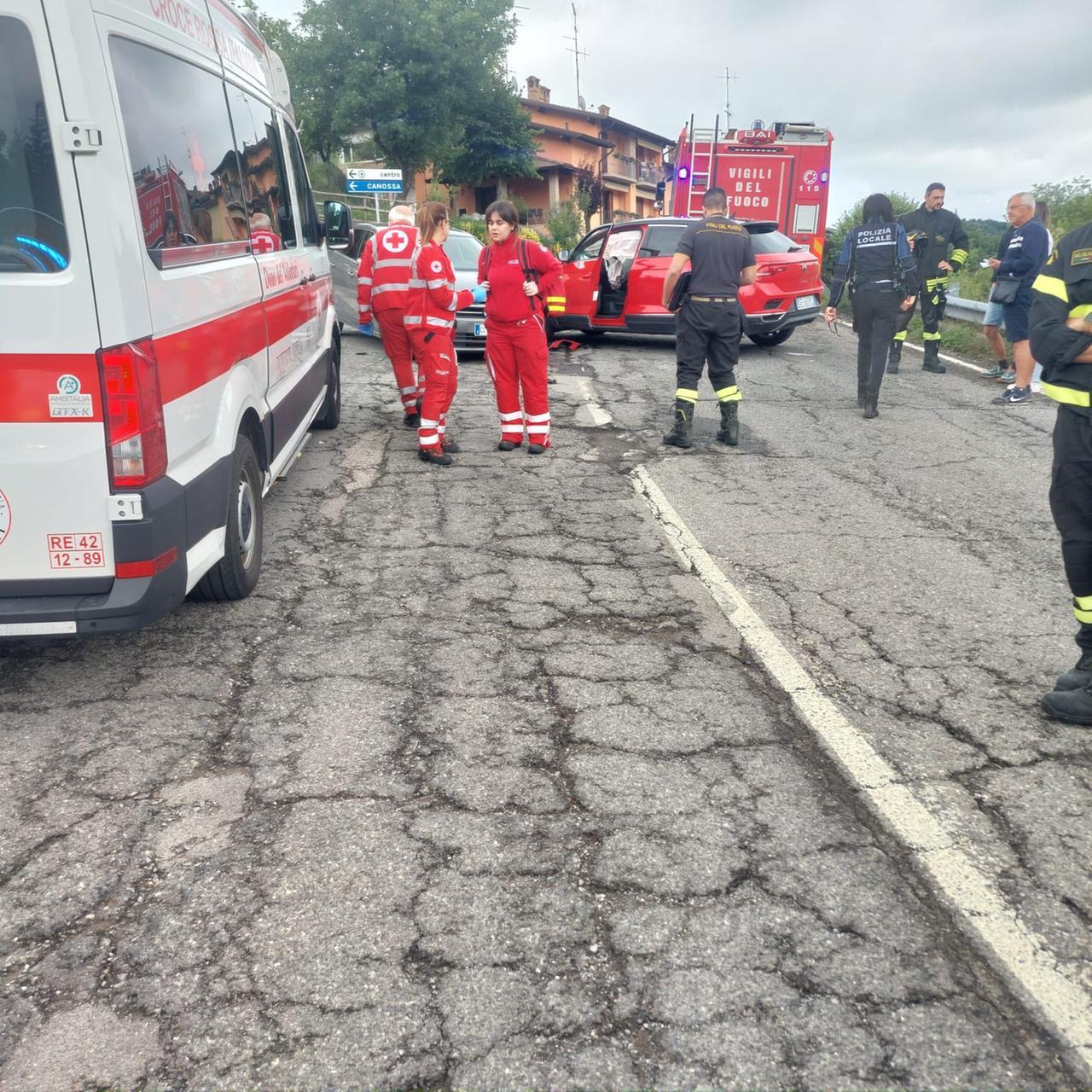 Scontro frontale a Casina, ferite due donne