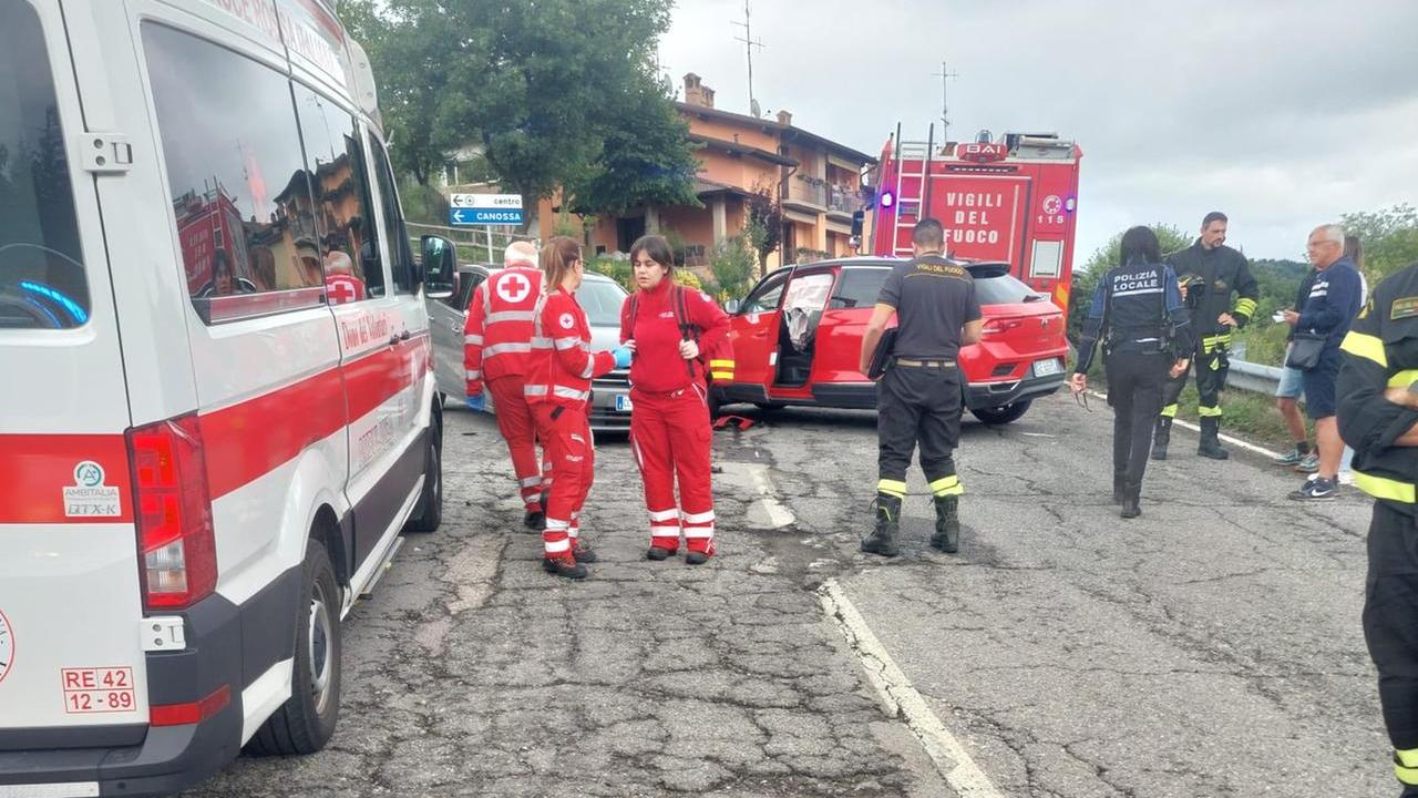 Scontro frontale a Casina, ferite due donne