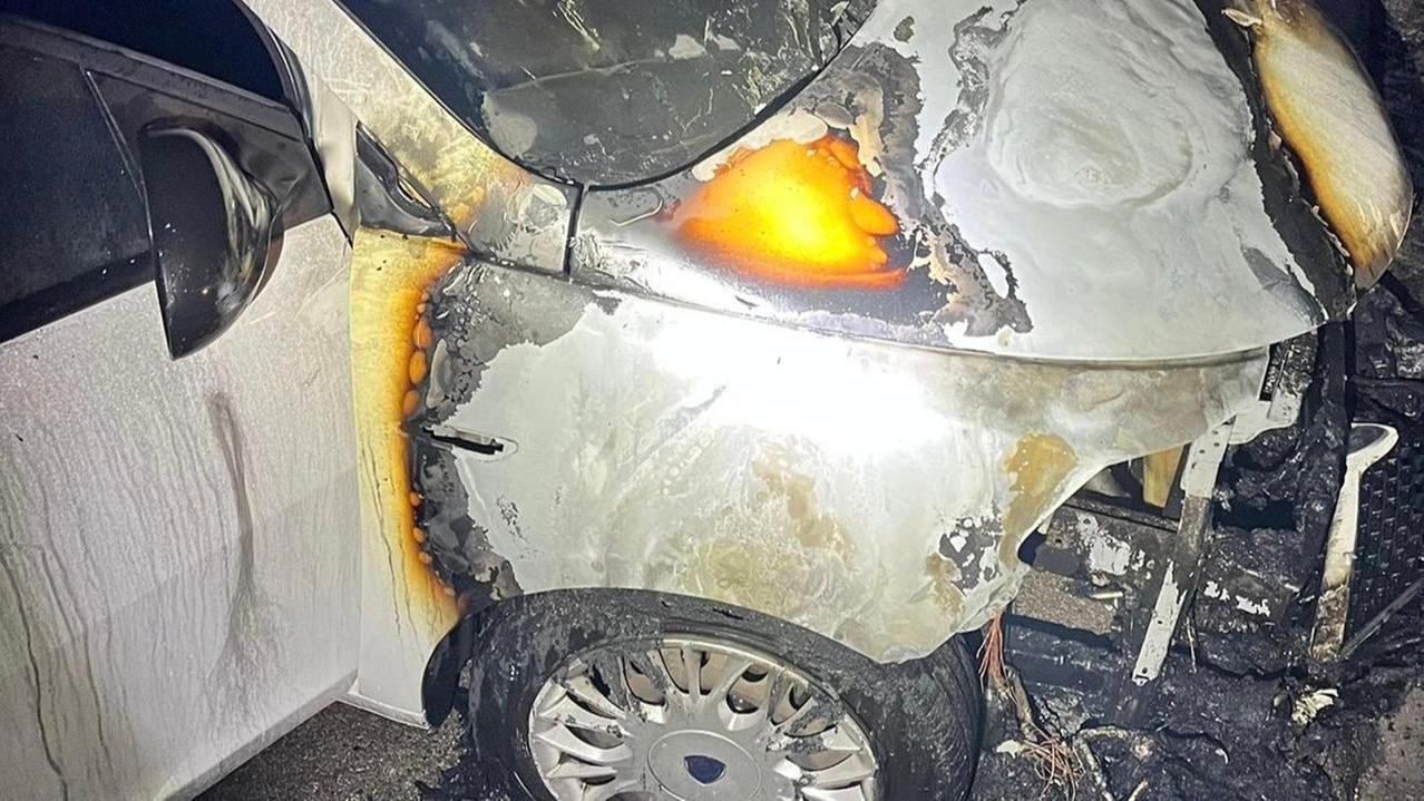 Sorso, auto in fiamme nel parcheggio del residence