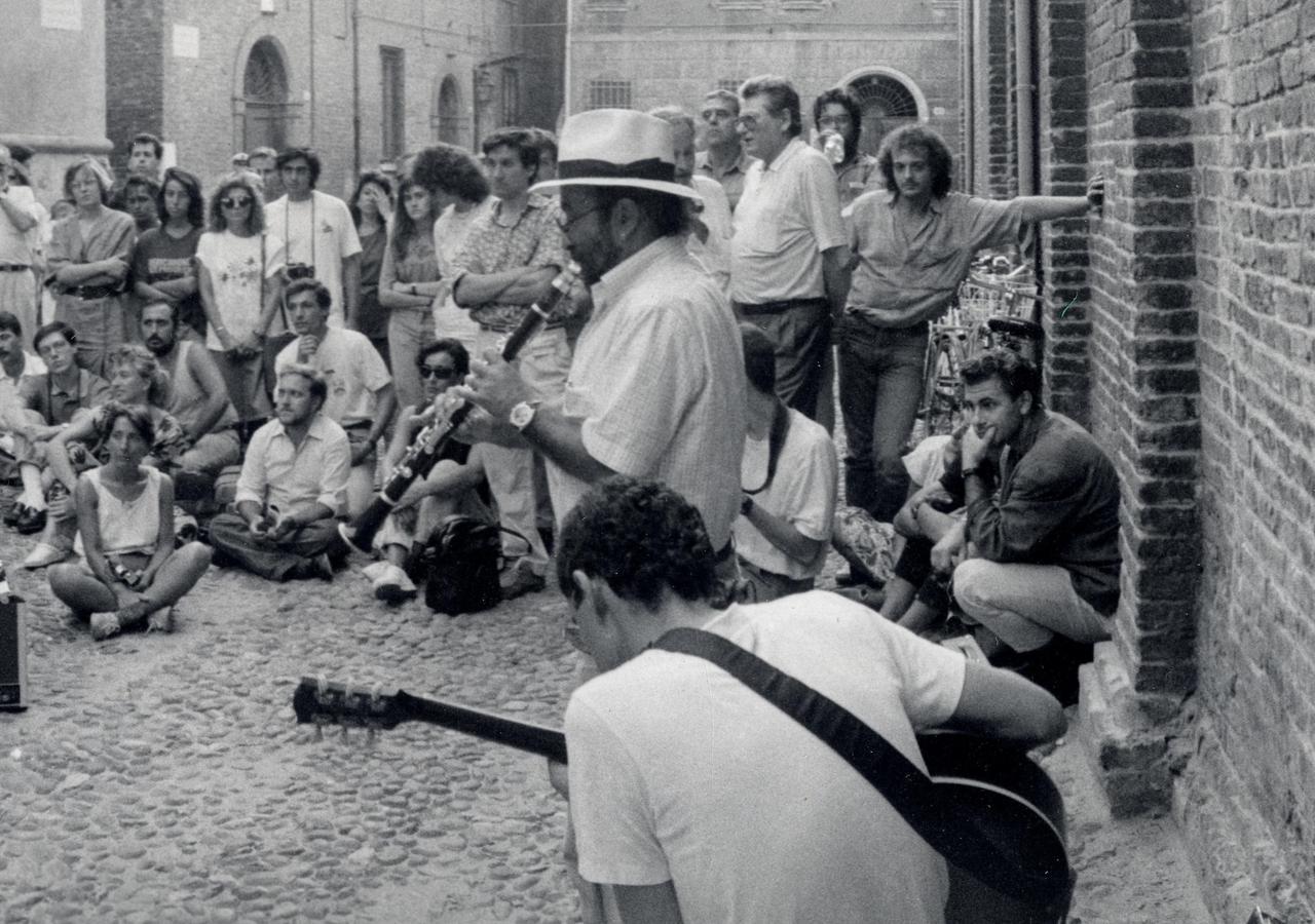 Ferrara Buskers Festival. Salta il gran finale: niente proiezione del concerto di Dalla e Villotti