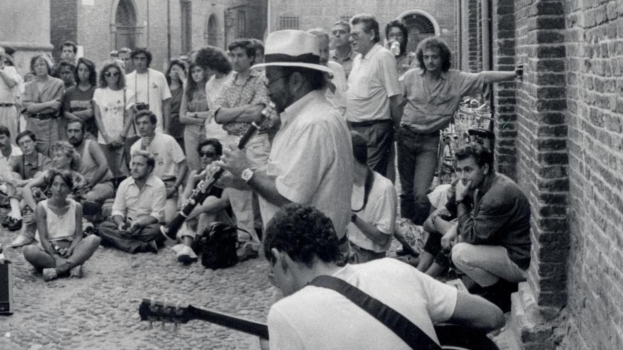 Ferrara Buskers Festival. Salta il gran finale: niente proiezione del concerto di Dalla e Villotti