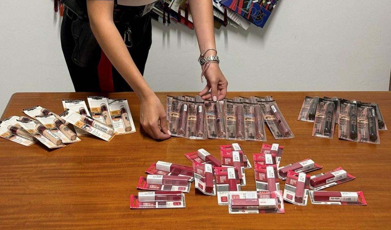 Ferrara, caos al supermercato. Ruba i cosmetici e aggredisce la vigilanza