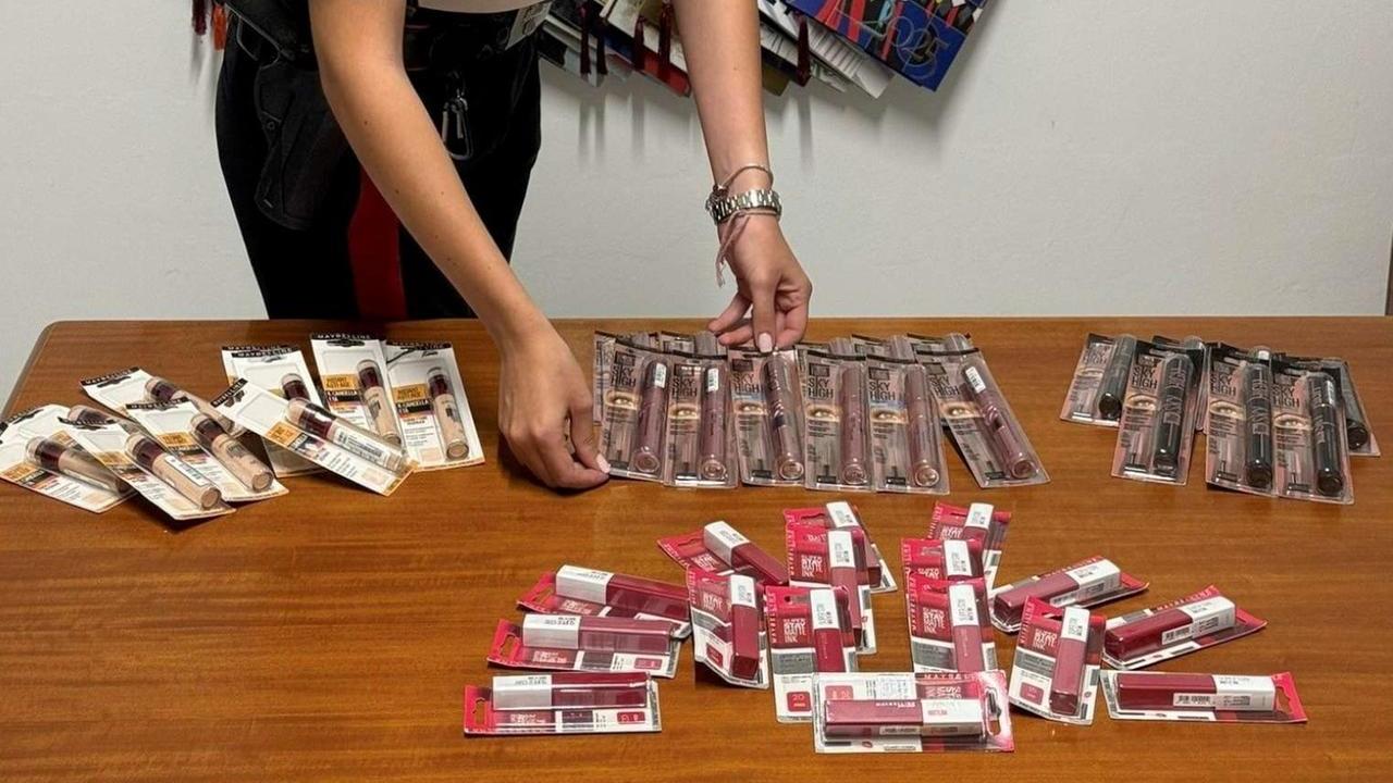 Ferrara, caos al supermercato. Ruba i cosmetici e aggredisce la vigilanza