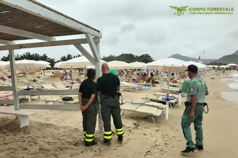 Occupazione abusiva delle spiagge: scattano le sanzioni per sei stabilimenti balneari
