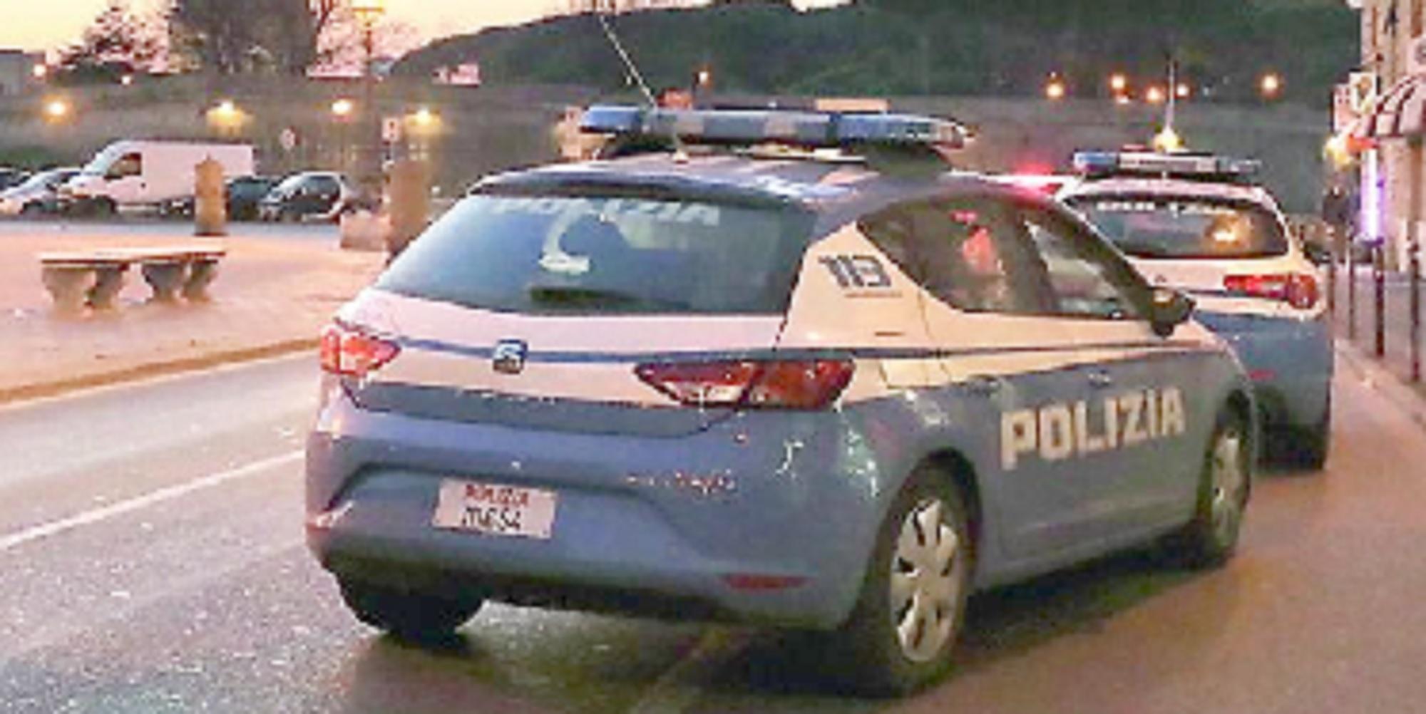 Due volanti della polizia di Stato in piazza della Repubblica (foto d'archivio)