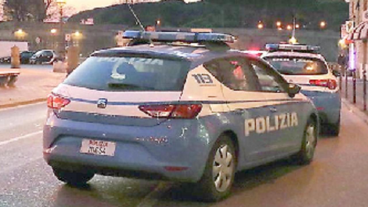 Due volanti della polizia di Stato in piazza della Repubblica (foto d'archivio)