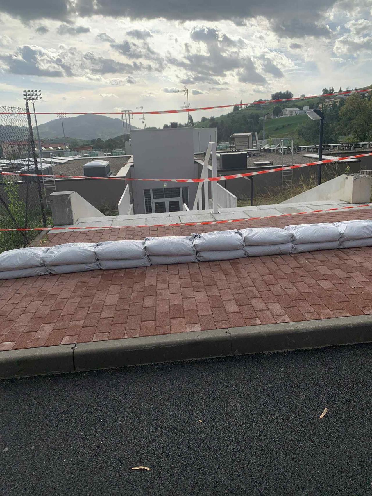 Scuola allagata due volte in estate, posizionati sacchi di sabbia per proteggerla