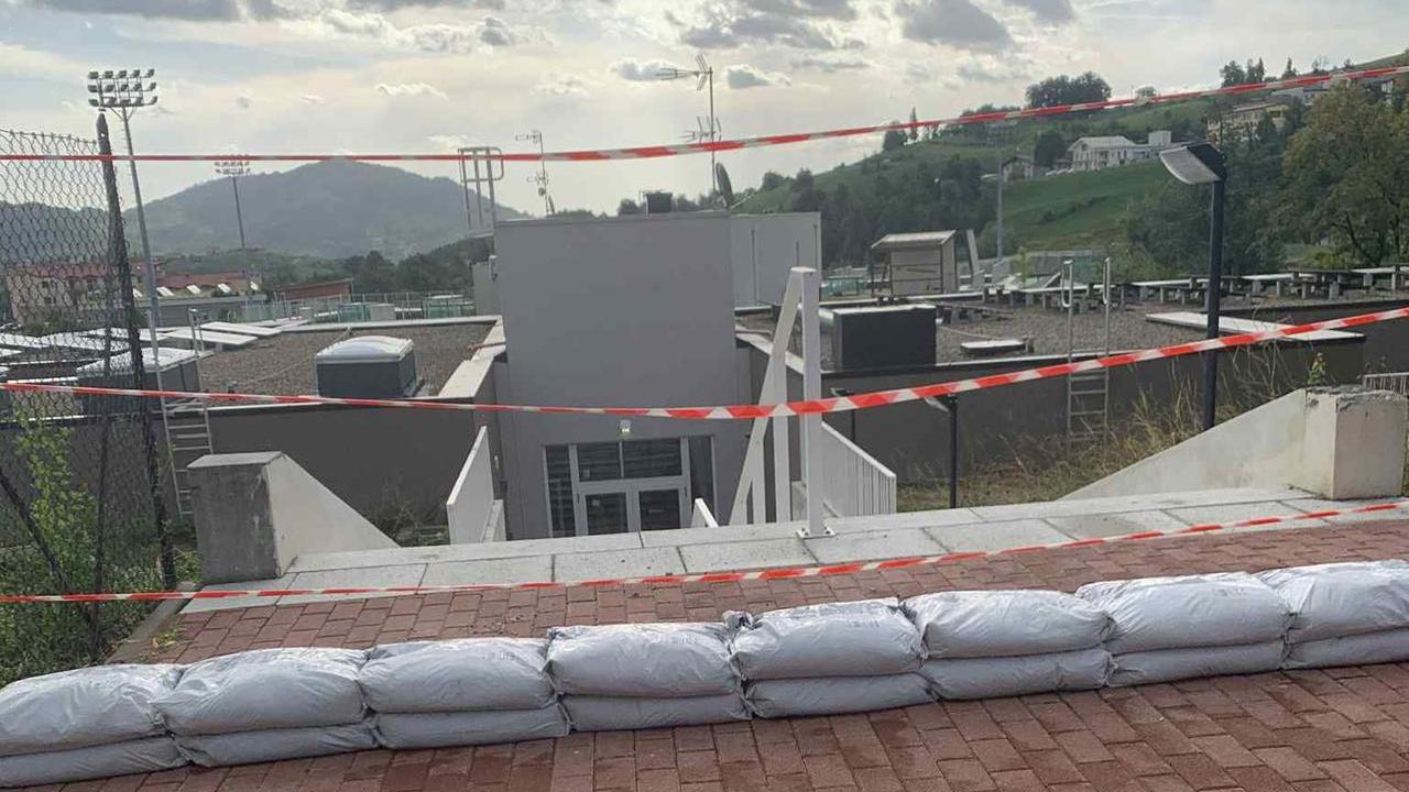 Scuola allagata due volte in estate, posizionati sacchi di sabbia per proteggerla