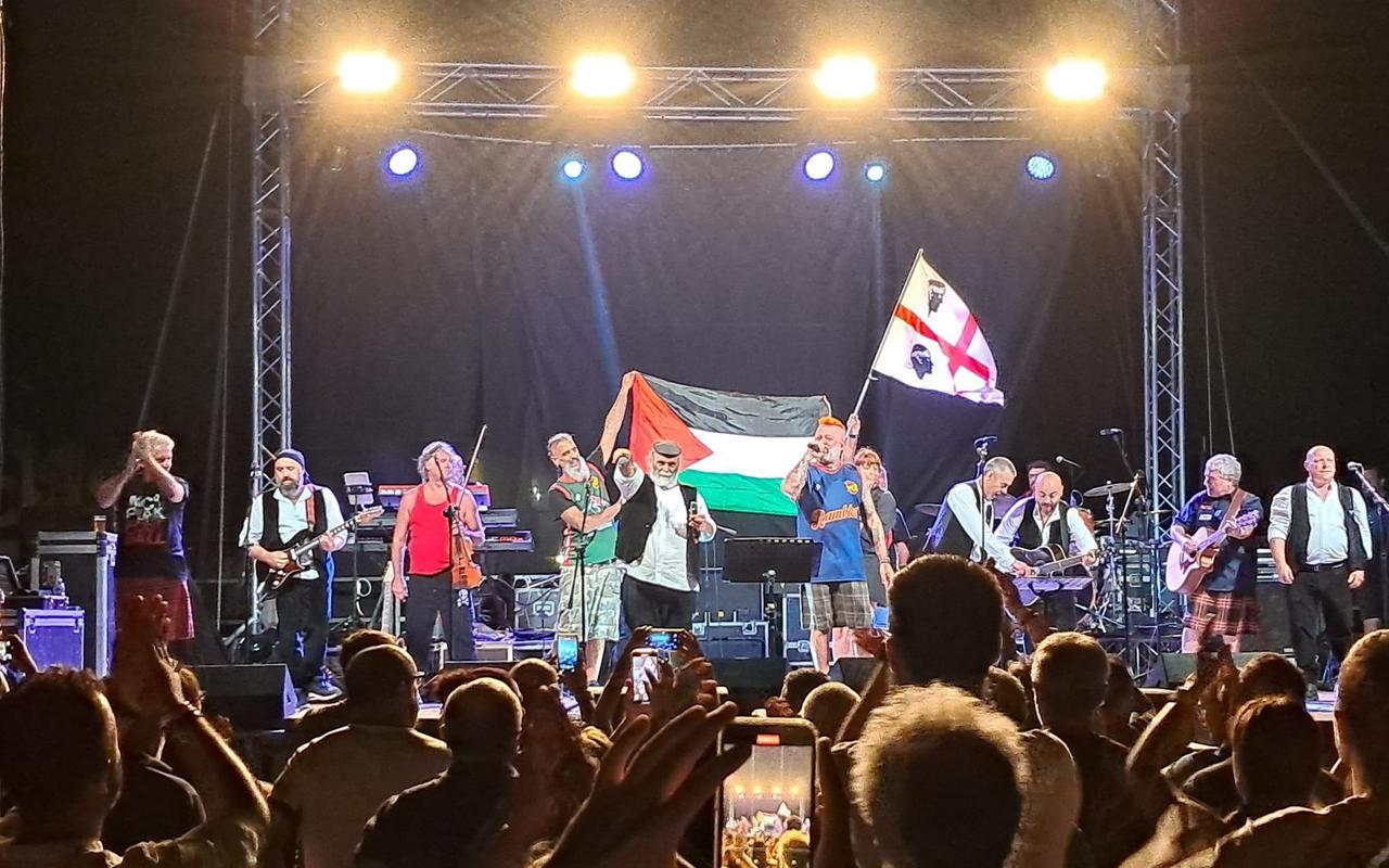 Istentales e Modena City Ramblers, al concerto bandiere sarde e palestinesi