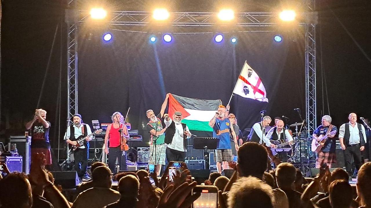 Istentales e Modena City Ramblers, al concerto bandiere sarde e palestinesi