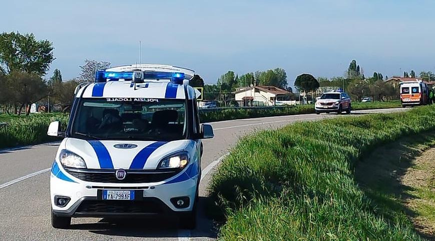 Fuori strada a Lido Pomposa. Auto finisce contro il guard rail e precipita nella scarpata