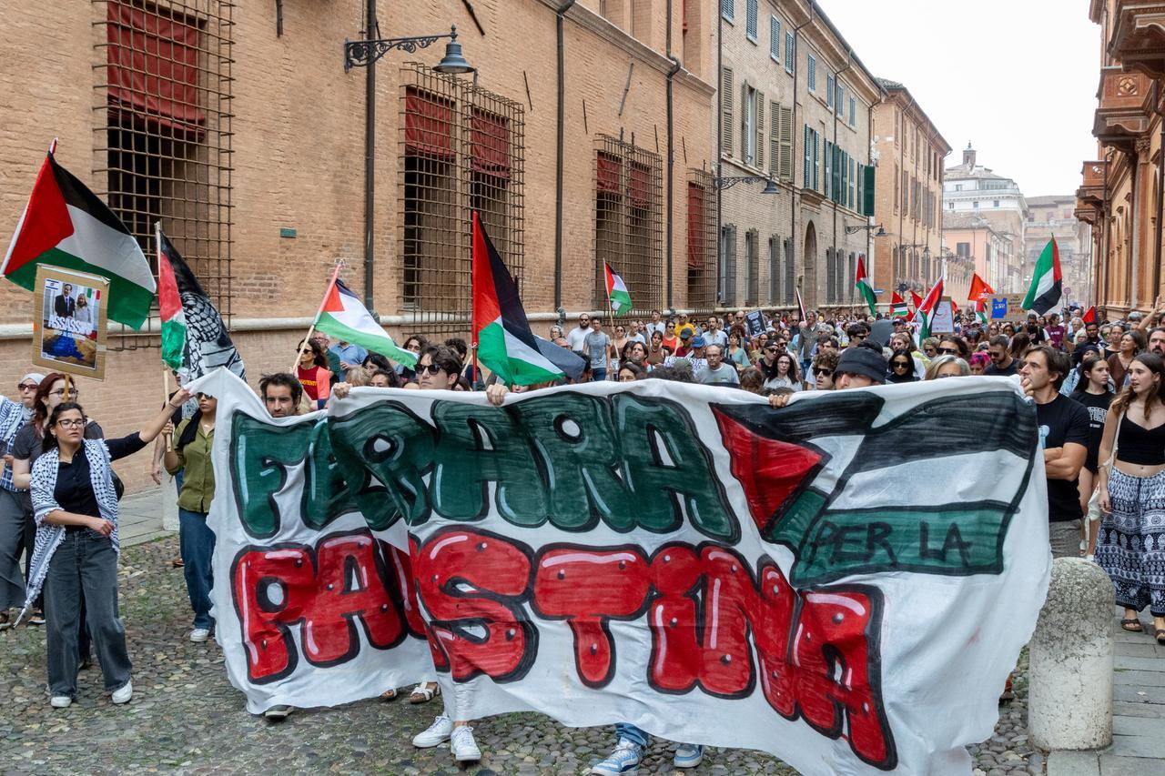 Oltre 200 a Ferrara per la Palestina. «Diritto di manifestare grazie ai partigiani»