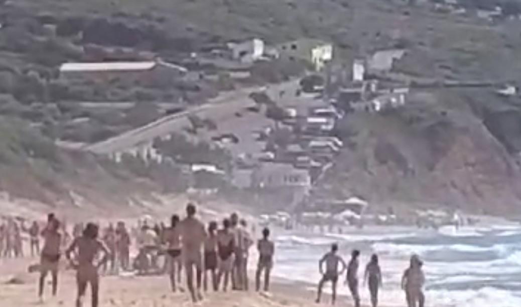 Si tuffa per soccorrere due bambini ma annega nel mare in burrasca – IL VIDEO DEI SOCCORSI