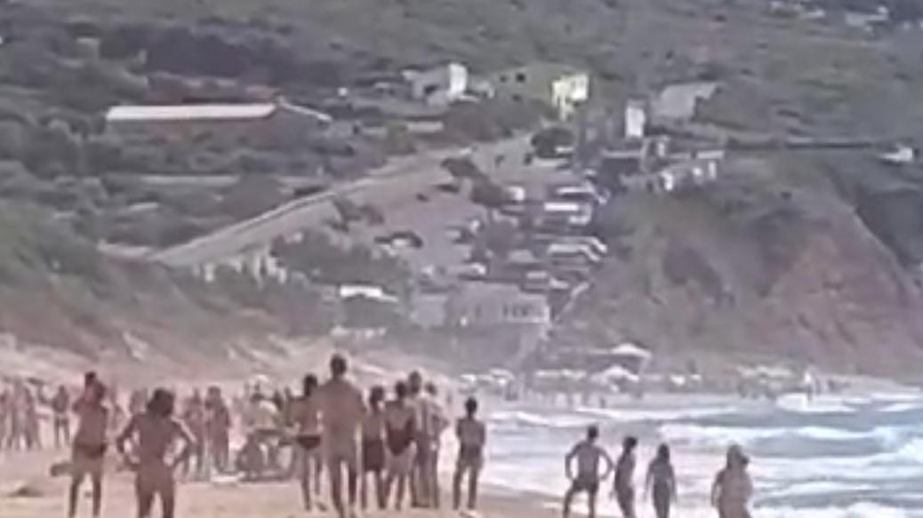 Si tuffa per soccorrere due bambini ma annega nel mare in burrasca – IL VIDEO DEI SOCCORSI