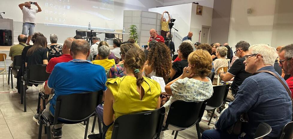 “No vax” da tutta Italia radunati al centro anziani per un convegno: scoppia la polemica