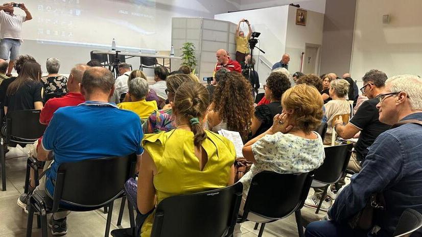 “No vax” da tutta Italia radunati al centro anziani per un convegno: scoppia la polemica