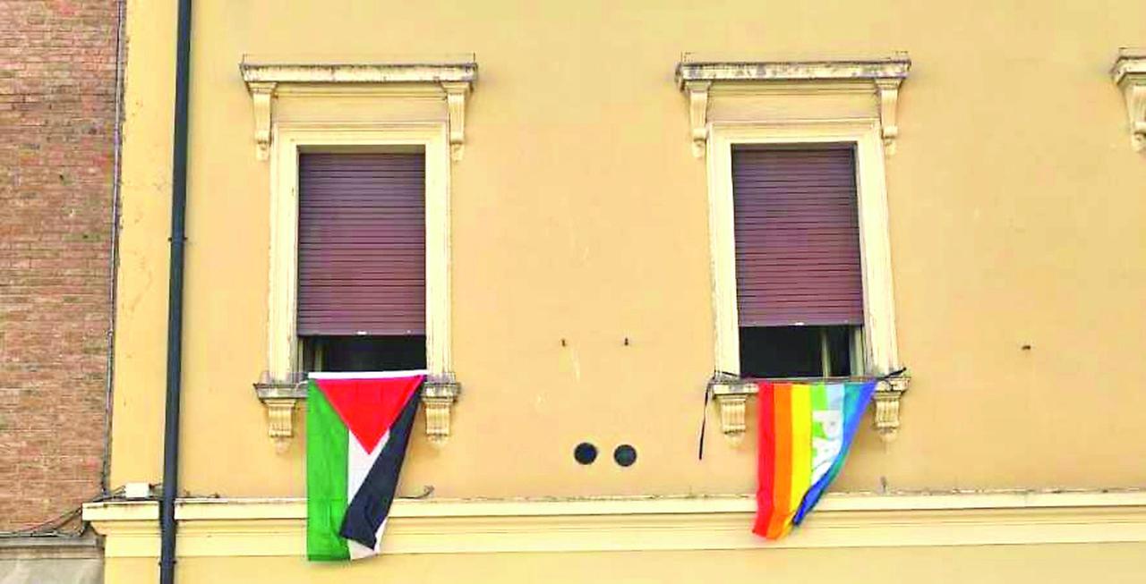 Scandiano, la bandiera della Palestina sventola sul municipio