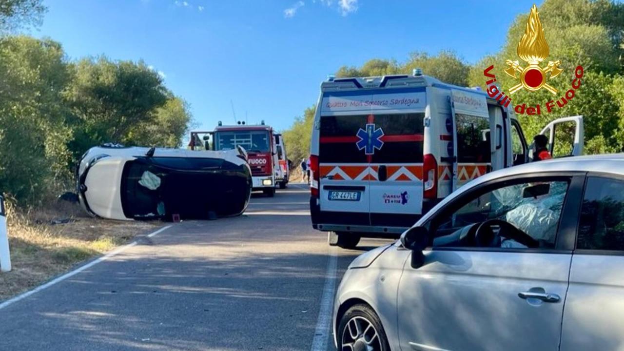 Scontro tra due auto sulla provinciale: tre feriti