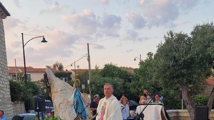 L’ultima messa in piazza di don Jacek a San Pantaleo