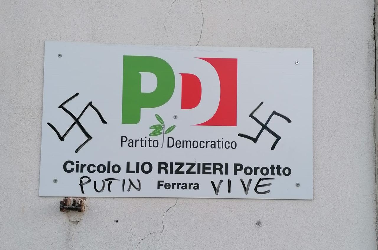 Svastiche sulla targa del circolo Pd di Porotto