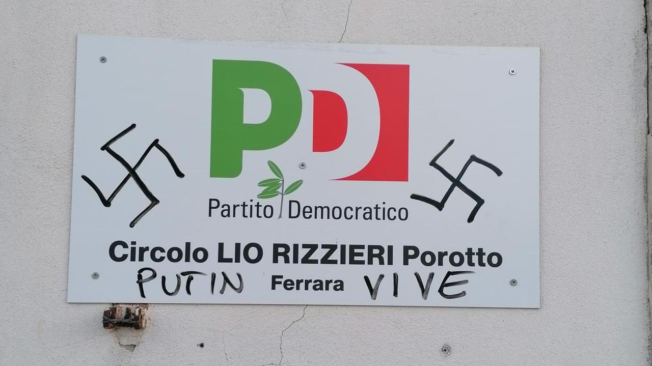 Svastiche sulla targa del circolo Pd di Porotto