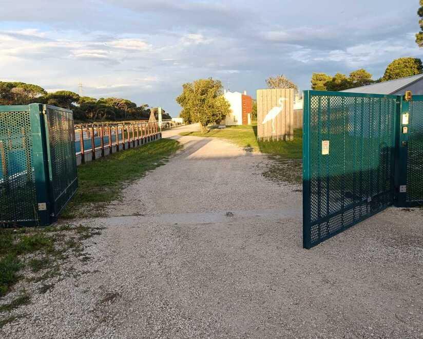 Sfonda col suv il cancello del Parco del Delta a Lido Spina e scappa