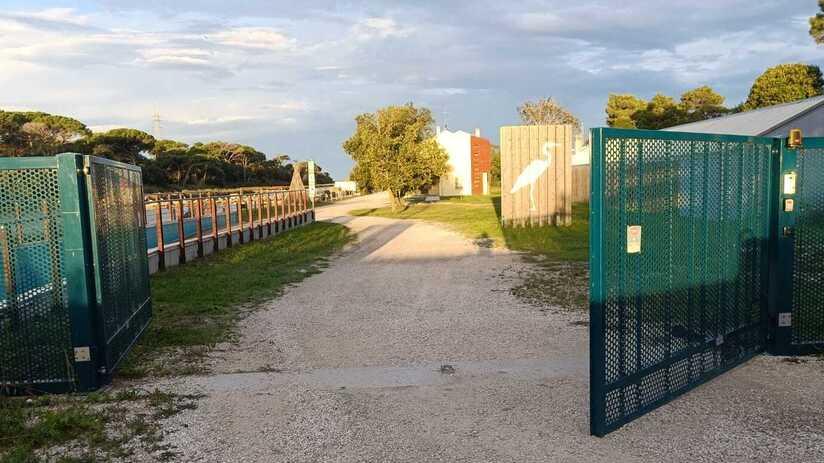 Sfonda col suv il cancello del Parco del Delta a Lido Spina e scappa