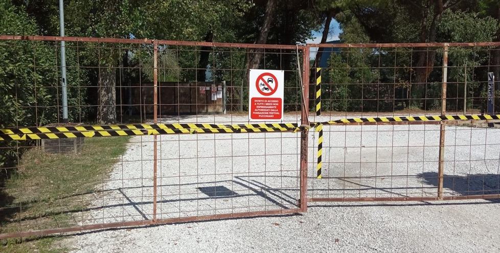 Torre del Lago, parcheggio al teatro off-limits senza il pass della Fondazione<br>
