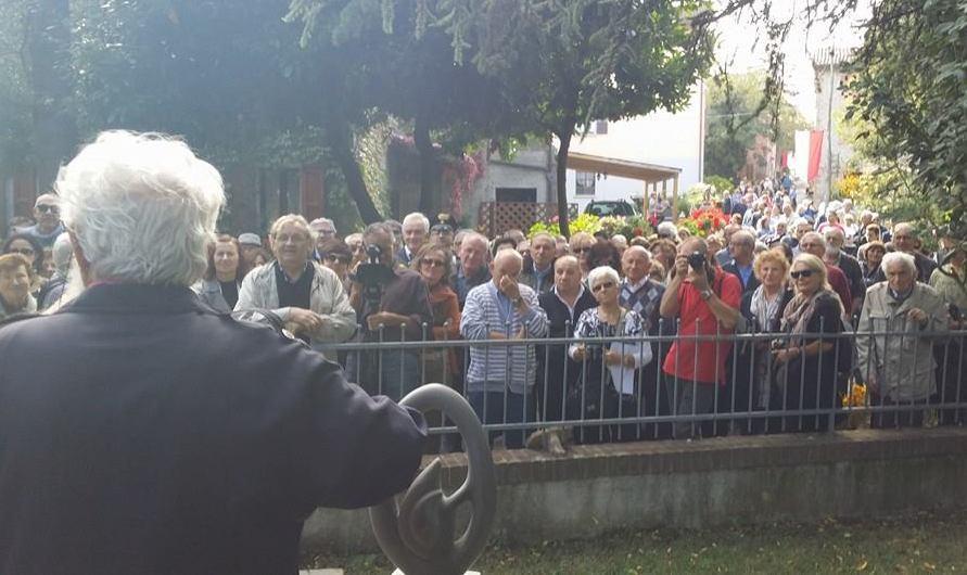 Folla per ammirare le opere di Montecchi