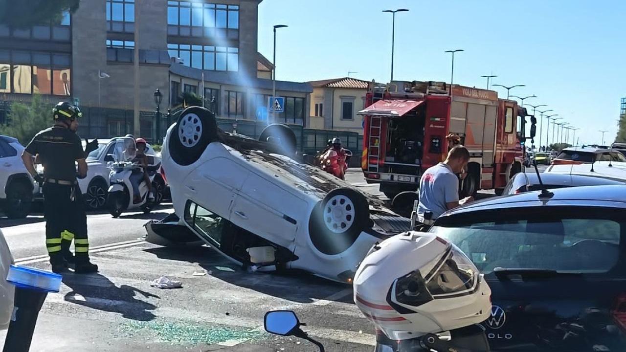 L'incidente sul viale Italia (foto Alessandro Perullo)