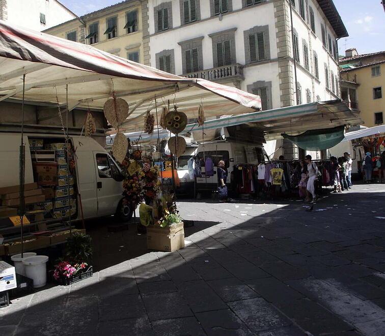 Pescia, Palio e fiera di auto. Il mercato del sabato trasloca in piazza Anzilotti