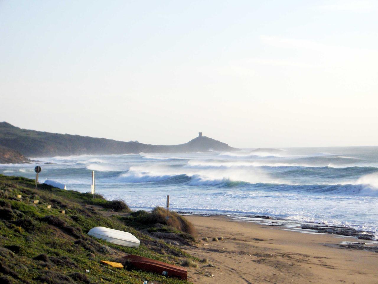 Corpo senza vita ritrovato sugli scogli in una caletta