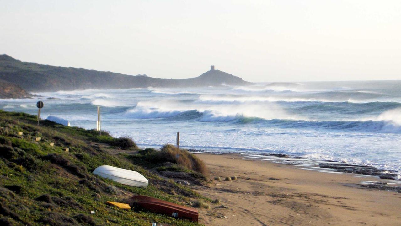 Corpo senza vita ritrovato sugli scogli in una caletta