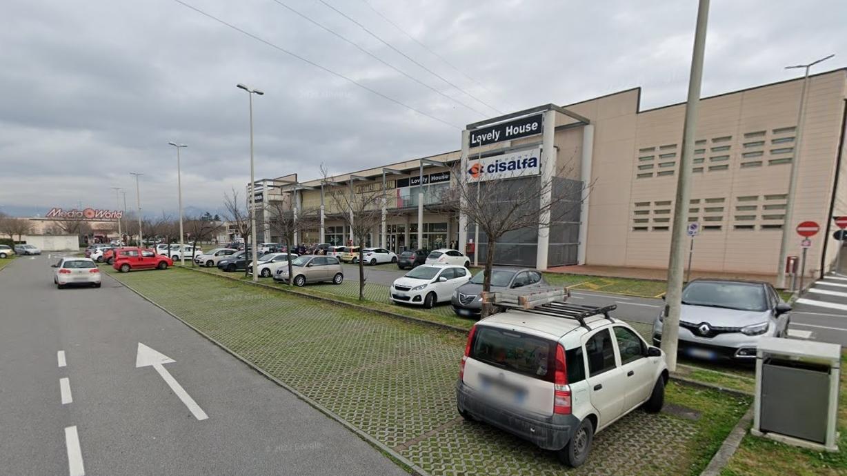 Lucca, bimbo di otto anni investito in un parcheggio