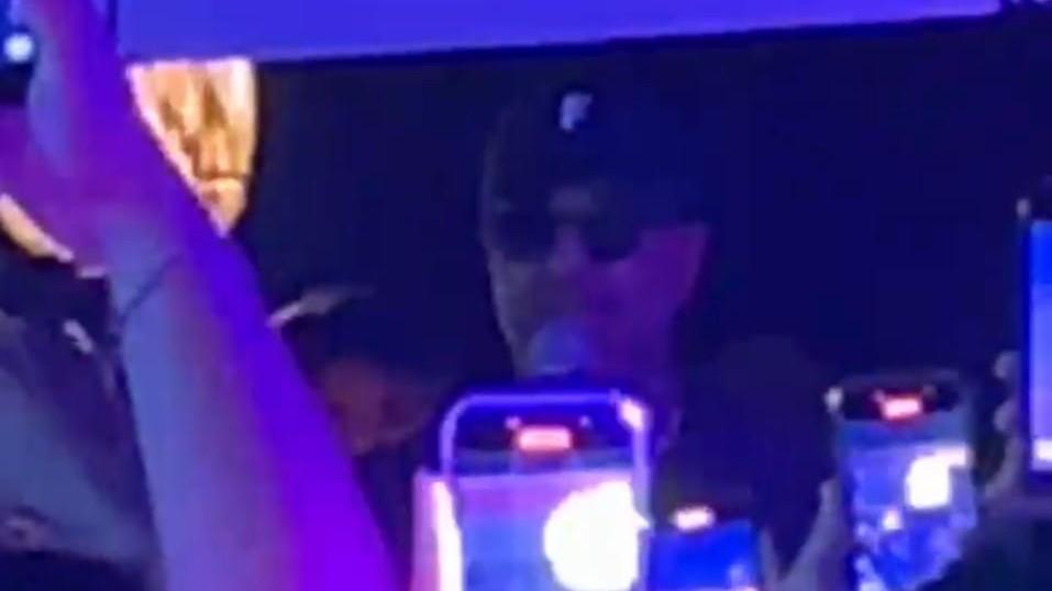 Fabrizio Corona dal palco della discoteca di Platamona: «Vengo a prendervi a schiaffi» e il pubblico lo insulta – VIDEO
