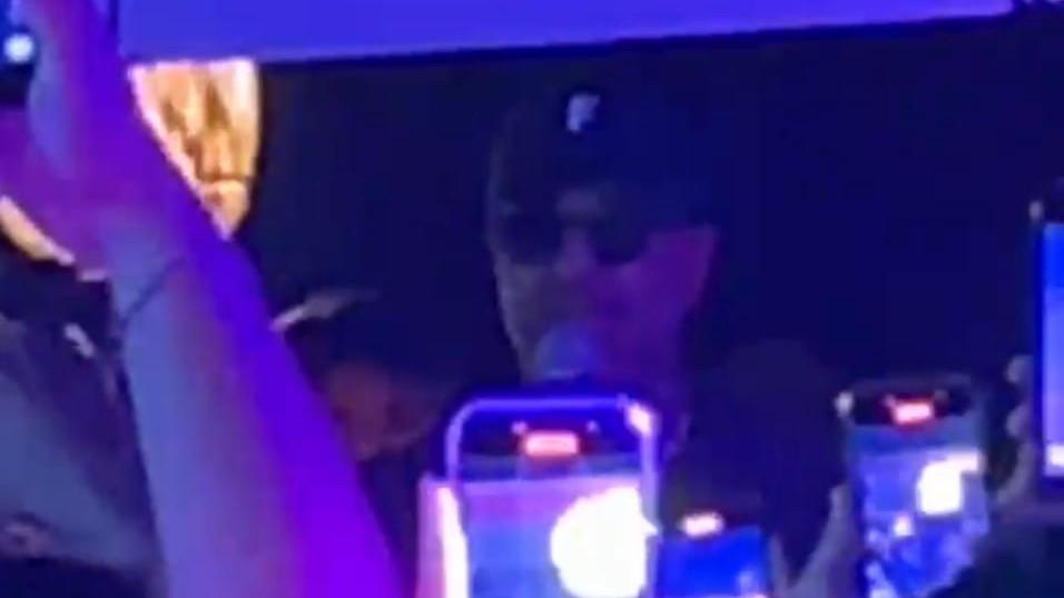 Fabrizio Corona dal palco della discoteca di Platamona: «Vengo a prendervi a schiaffi» e il pubblico lo insulta – VIDEO