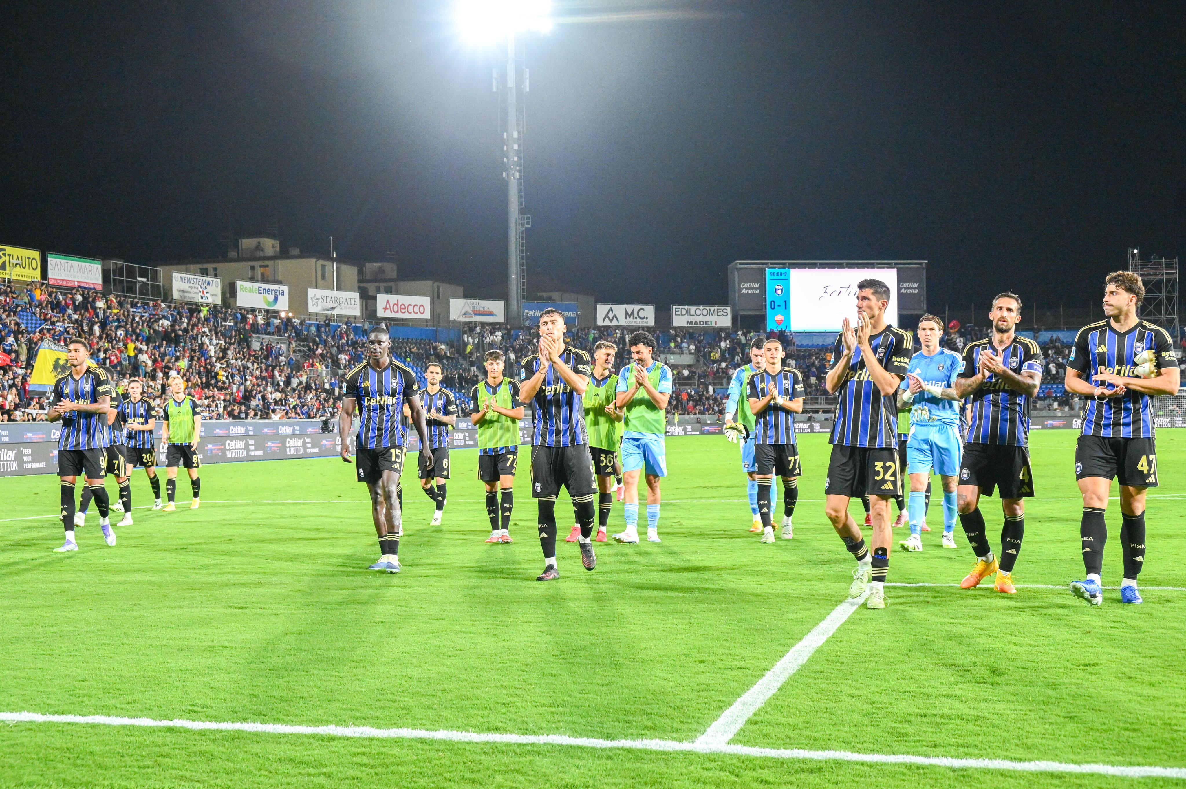 I giocatori del Pisa sotto la curva (foto Stick)