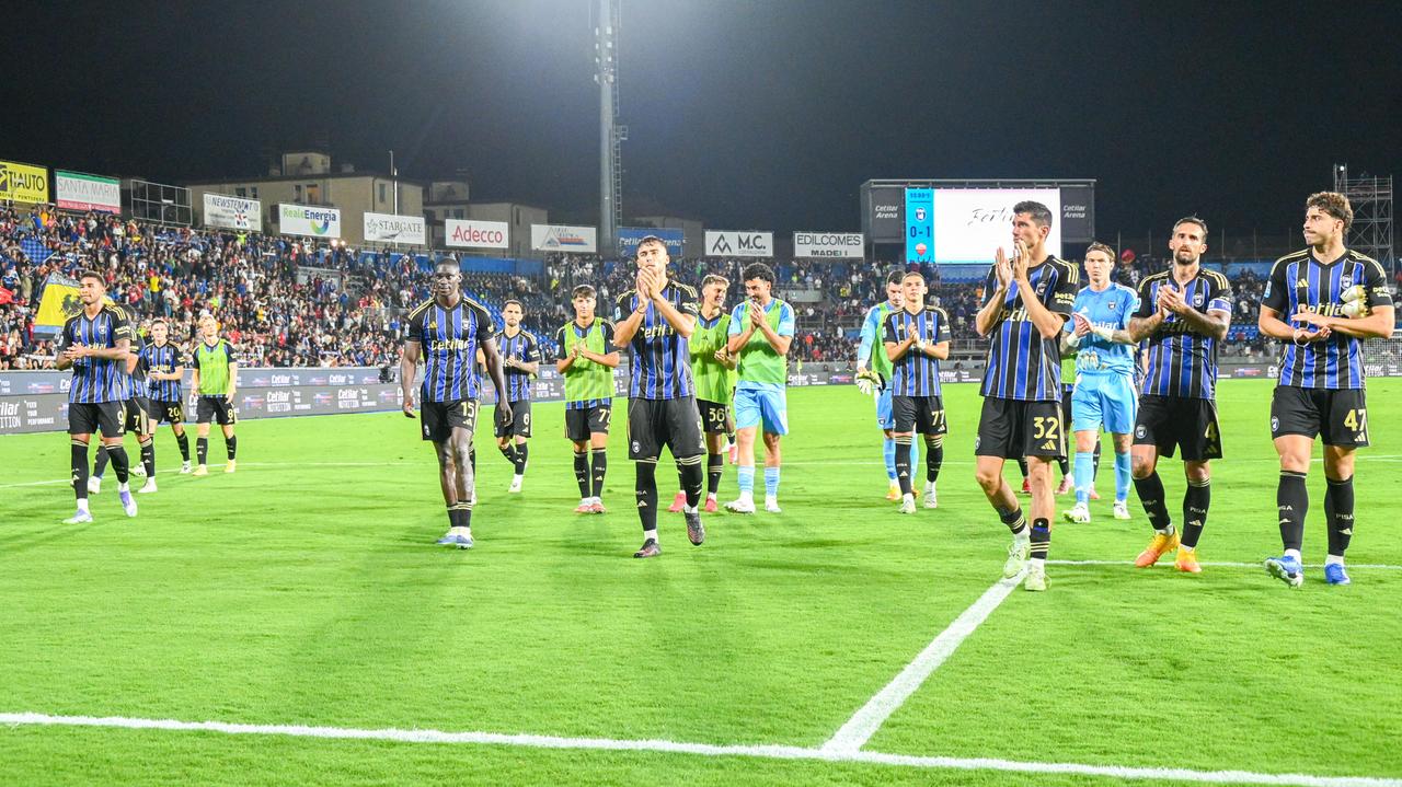 I giocatori del Pisa sotto la curva (foto Stick)
