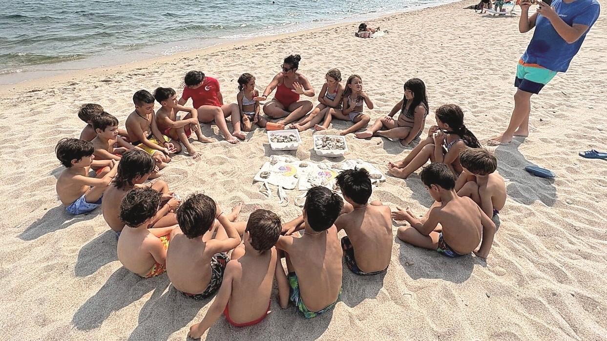 I bambini riportano in spiaggia conchiglie e fossili: il progetto alle Saline di Olbia