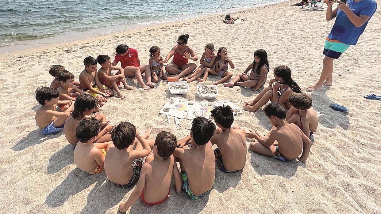 I bambini riportano in spiaggia conchiglie e fossili: il progetto alle Saline di Olbia