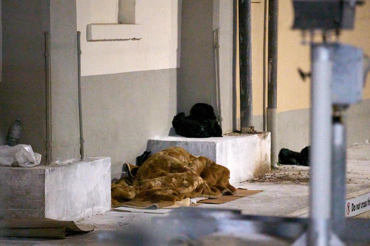 A Reggio Emilia sono oltre 500 le persone senzatetto: vivono in stazione, case abbandonate, alloggi di fortuna