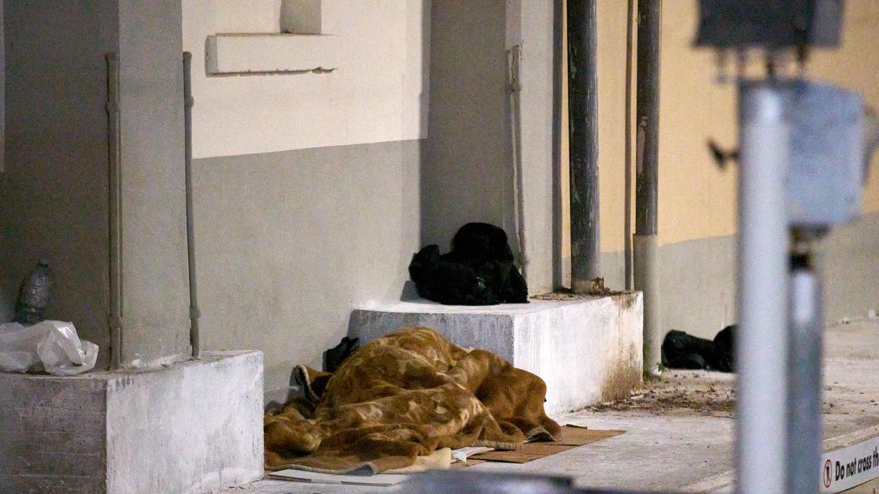 A Reggio Emilia sono oltre 500 le persone senzatetto: vivono in stazione, case abbandonate, alloggi di fortuna