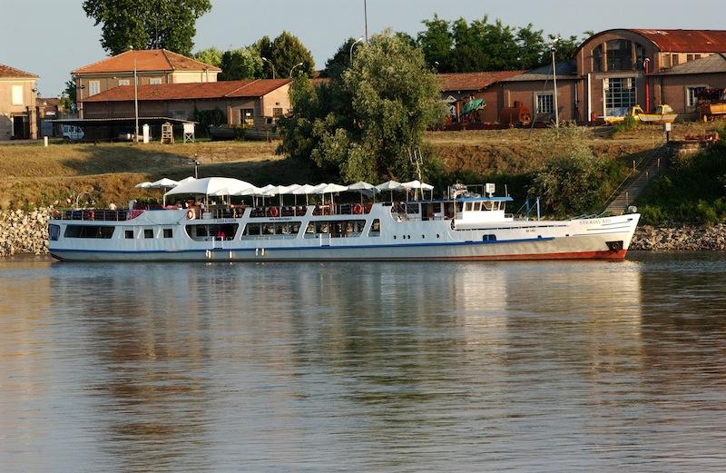 Crowfounding per salvare la motonave Stradivari che da 50 anni naviga nel Po