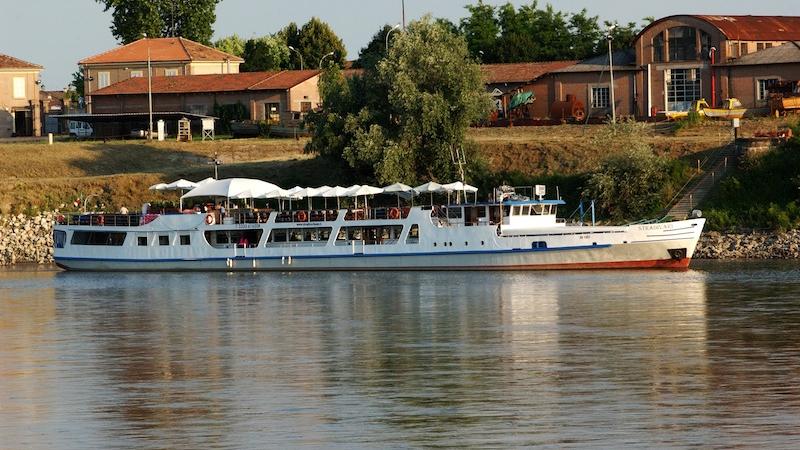 Crowfounding per salvare la motonave Stradivari che da 50 anni naviga nel Po